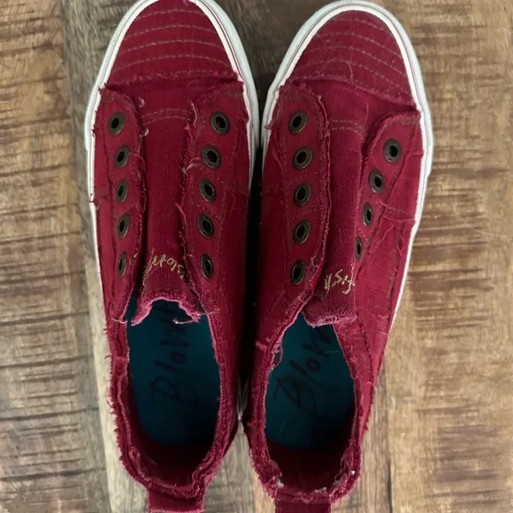 Women’s beautiful red sneakers. Barely worn, like new, true to size - Picture 2 of 4